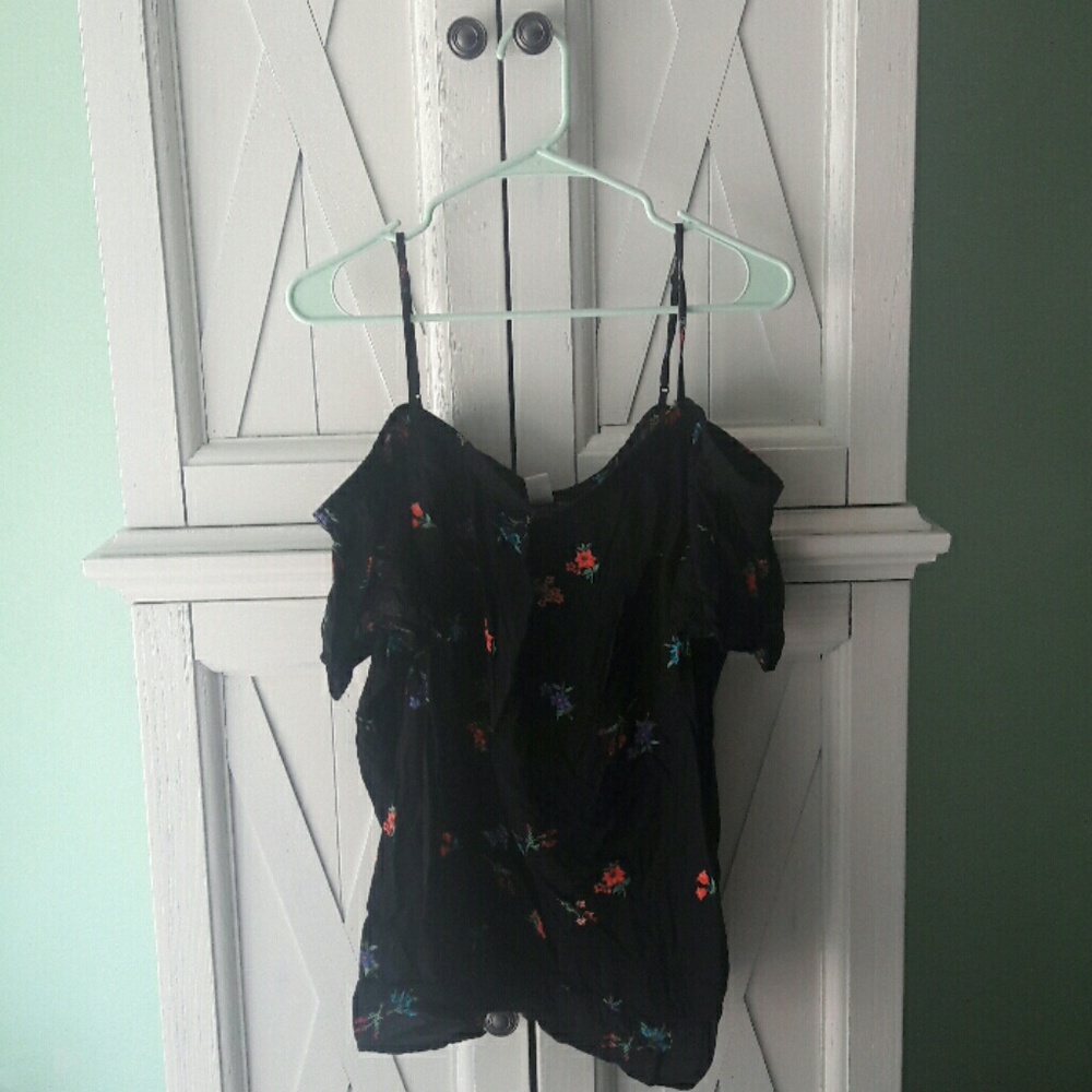 🌼 NWOT Wild Flower Cold Shoulder Top